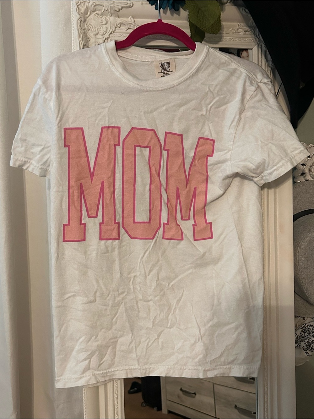Comfort Colors White women T-Shirt with Pink "MOM" Graphic